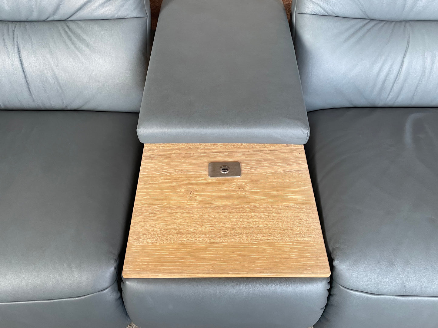 Sofa Himolla 4050 Cumuly Comfort – Elektrisch, 3 Motoren, USB, Leder SEA & Zwischentisch