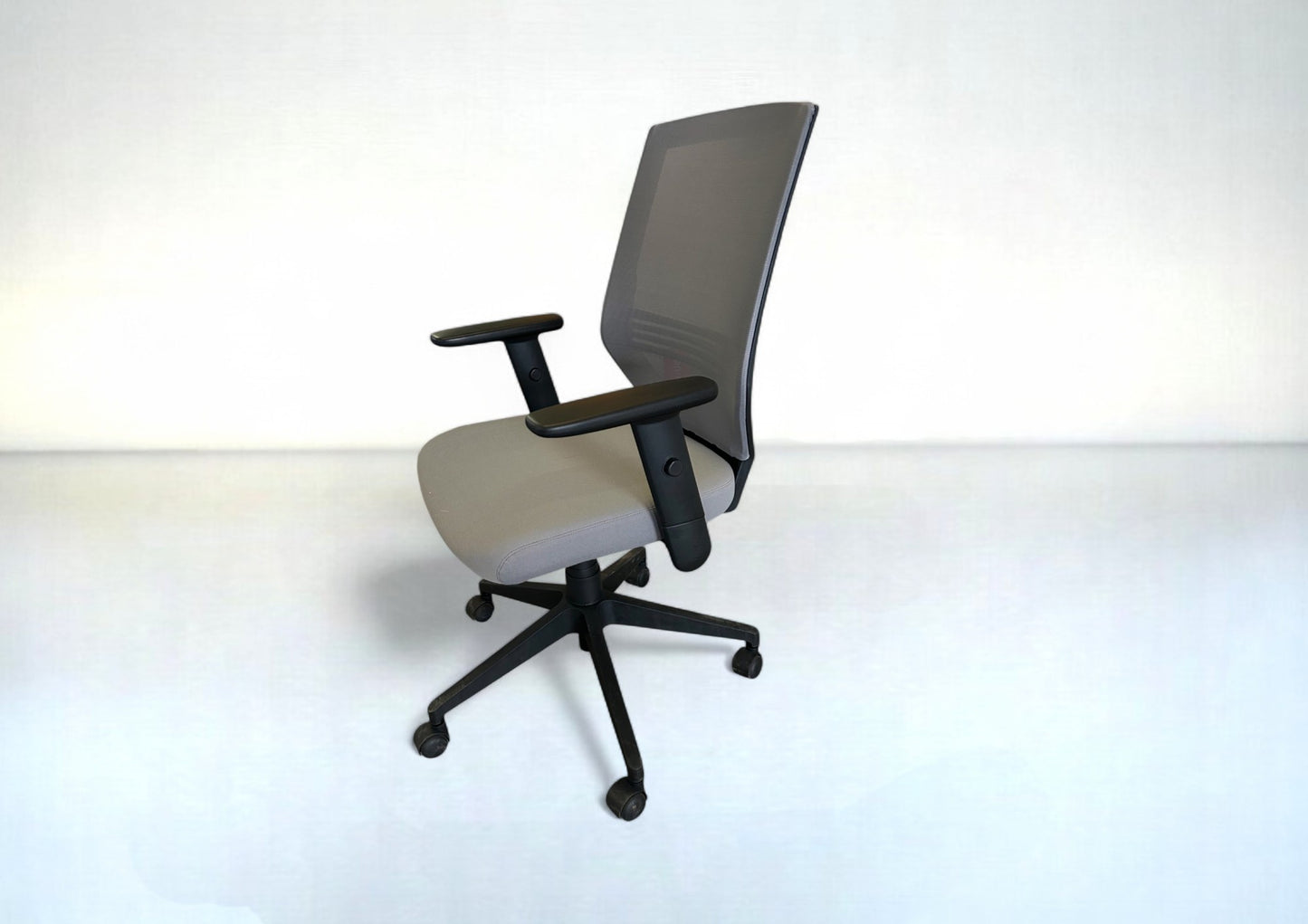 Bürostuhl Dauphin Drehstuhl Grau – Ergonomisch mit Netzbespannung & Flachgewebe