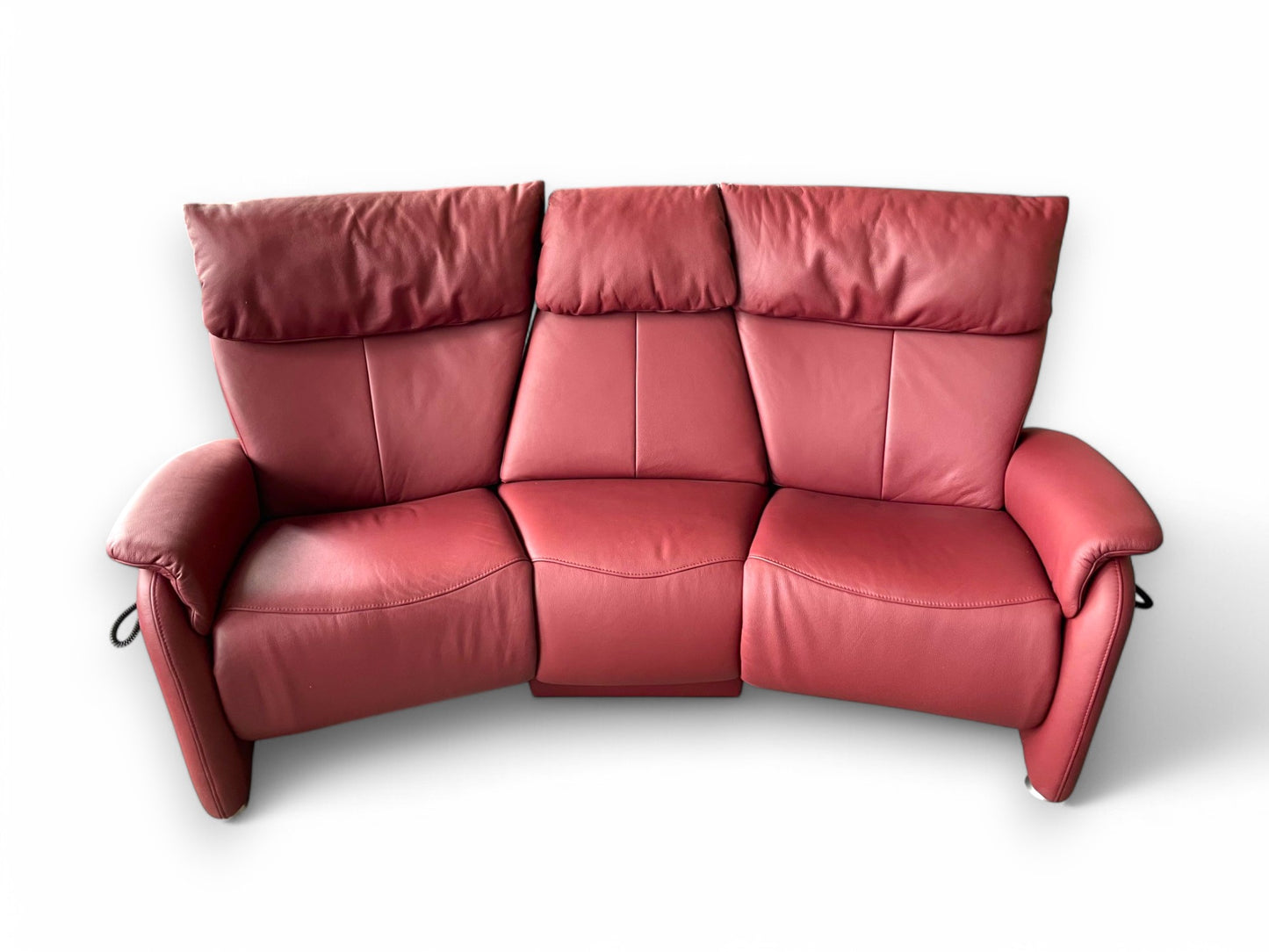 Sofa Leder Himolla 4897 Trapezsofa – Elektrisches in Oxblood mit Herz-Waage-Funktion & Klapptisch in Nussbaum