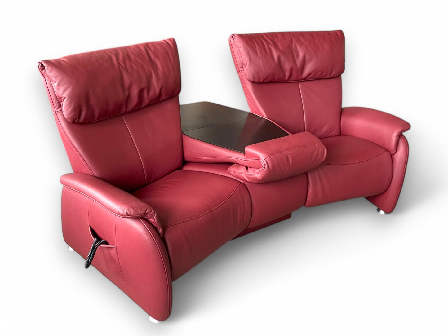 Sofa Leder Himolla 4897 Trapezsofa – Elektrisches in Oxblood mit Herz-Waage-Funktion & Klapptisch in Nussbaum