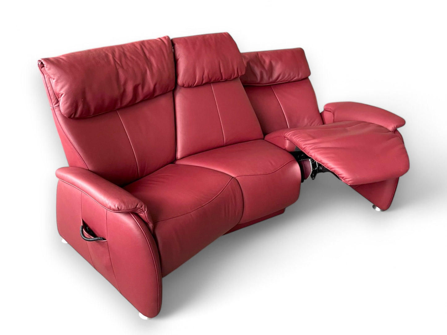 Sofa Leder Himolla 4897 Trapezsofa – Elektrisches in Oxblood mit Herz-Waage-Funktion & Klapptisch in Nussbaum