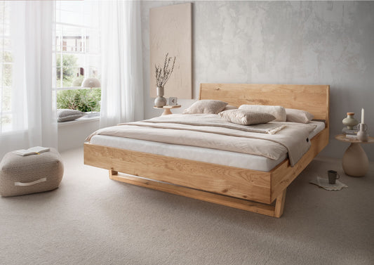 Bett <SchlafGut> aus massiver Wildeiche mit Holzkopfteil