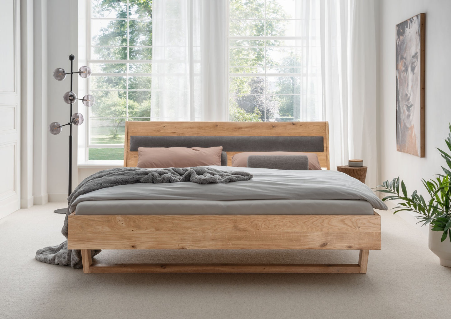 Bett <SchlafGut> aus massiver Wildeiche mit gepolstertem Holzkopfteil