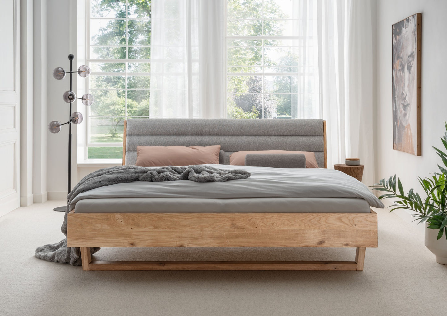 Bett <SchlafGut> aus massiver Wildeiche mit Polsterkopfteil