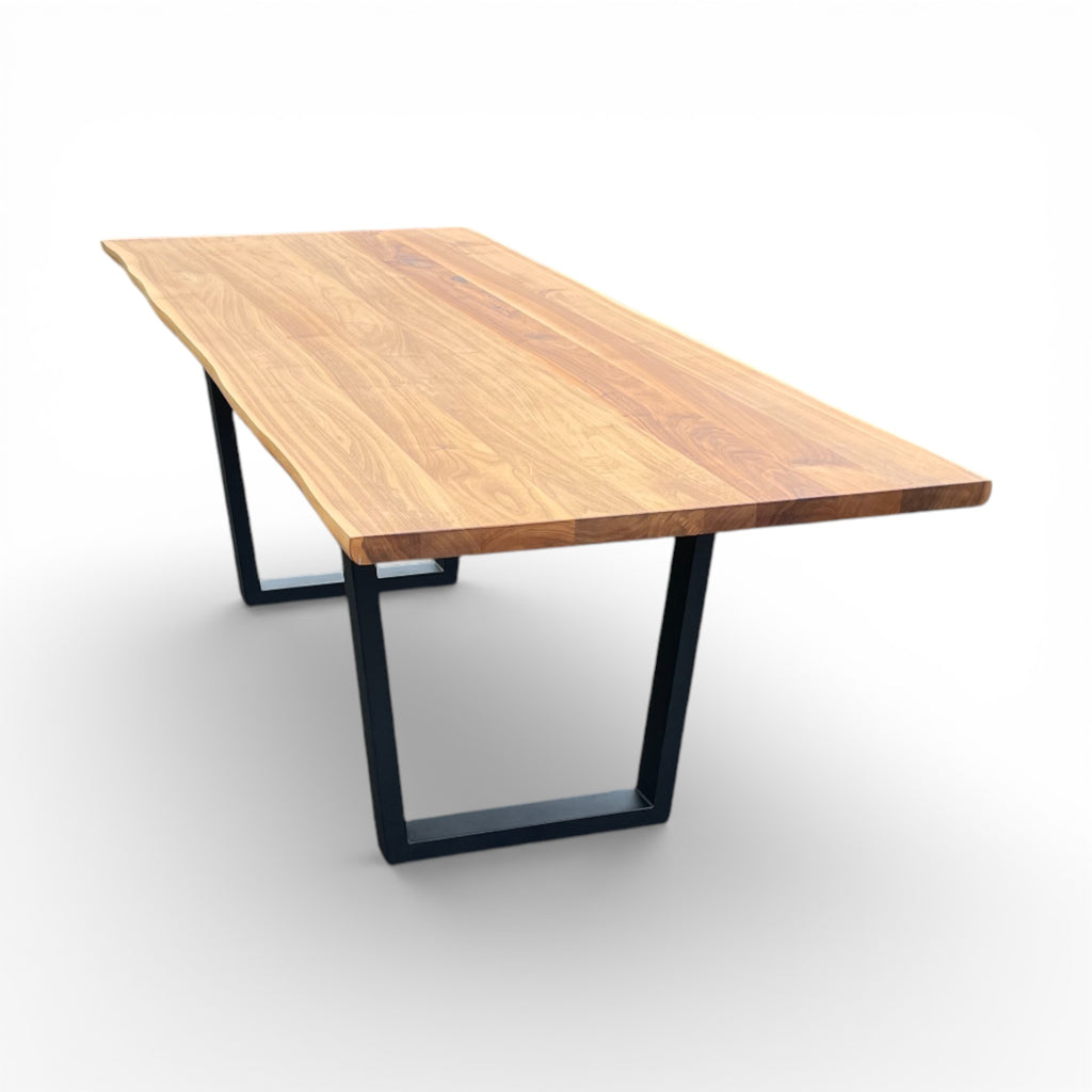 Lavida Wenko Tisch – Nussbaum massiv, Kufe schwarz (235×90 cm)