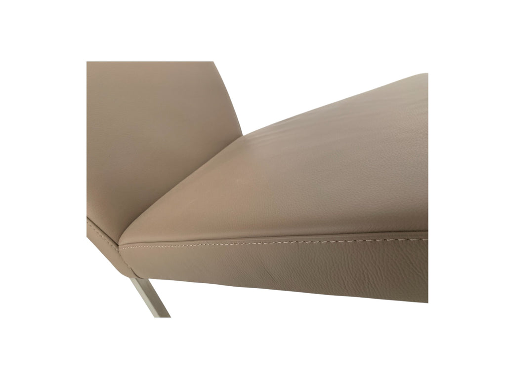 Stuhl K+W 6195 Vierfußstuhl – Edelstahl gebürstet, Leder Bronco 86 Smoke, elegantes Design